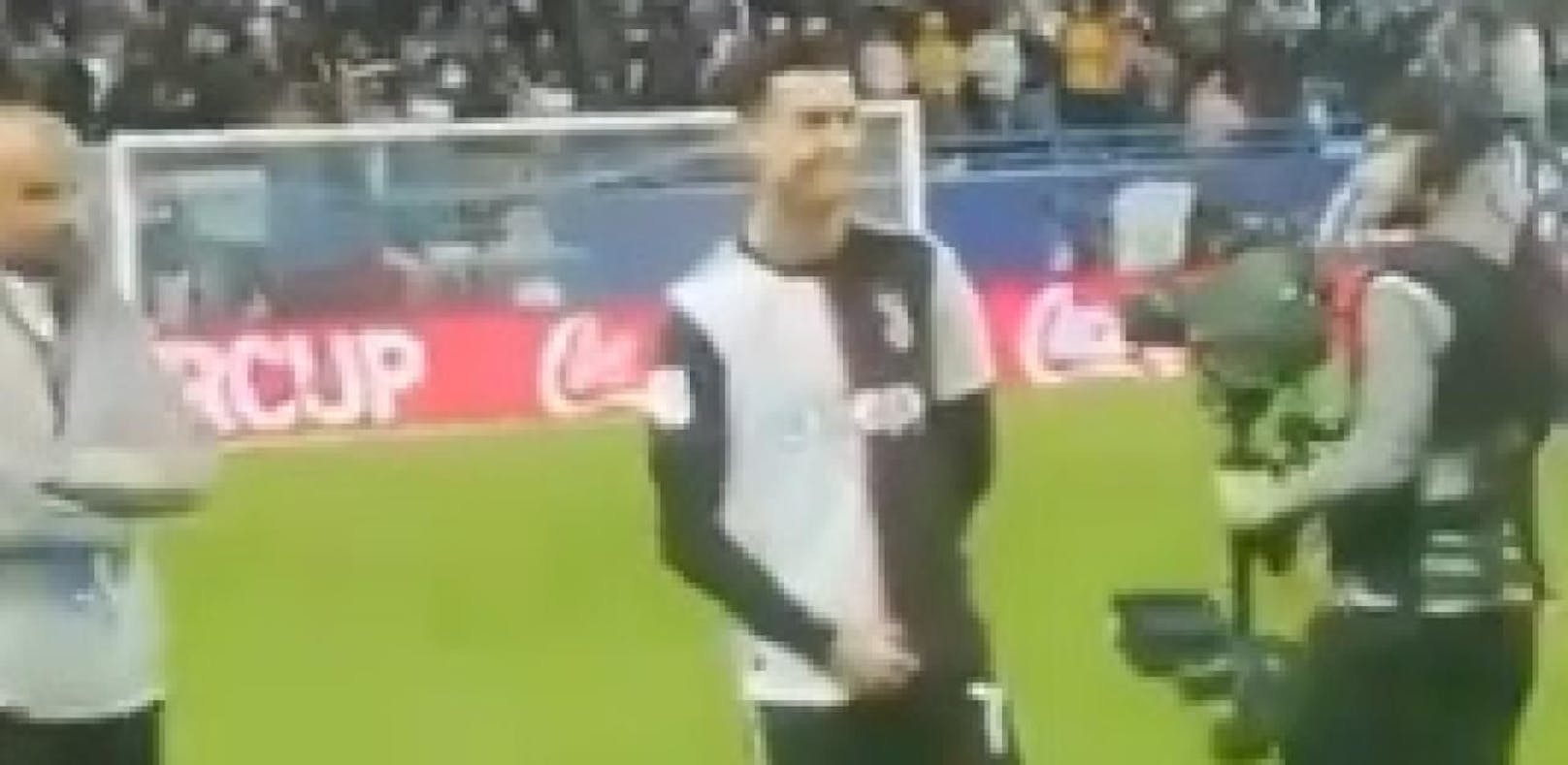 Cristiano Ronaldo lässt sich von Fans provozieren, zu einer vulgären Geste hinreißen.