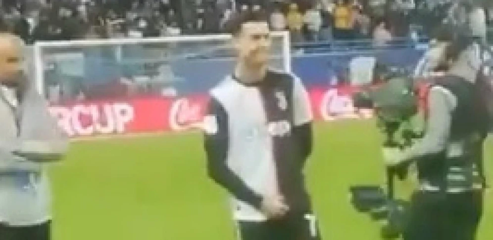Cristiano Ronaldo lässt sich von Fans provozieren, zu einer vulgären Geste hinreißen.