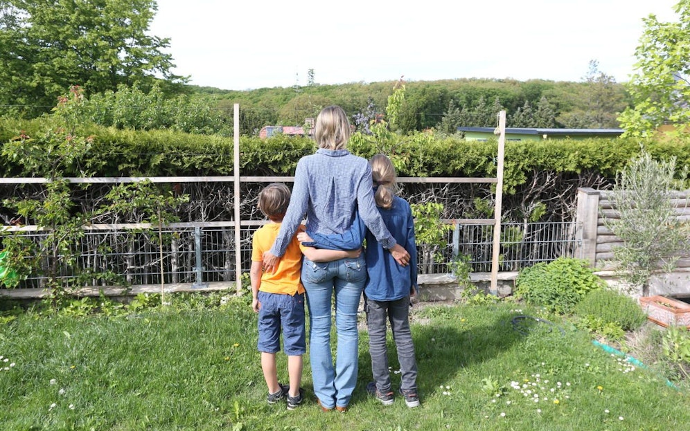 Zweifach-Mama Kathrin E. (Name geändert, hier mit ihren Söhnen Julius, 7 und Moritz, 11) kritisiert die fehlende Lösung für Geschwisterkinder bei Schichtbetrieb der Schulen. Das Bildungsministerium sieht hingegen die Bildungsdirektionen der Bundesländer am Zug. 