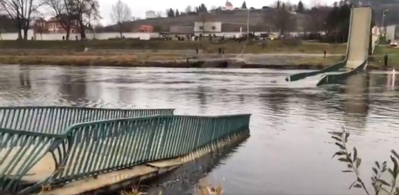 Heute.at - Fußgängerbrücke in Prag stürzt ein