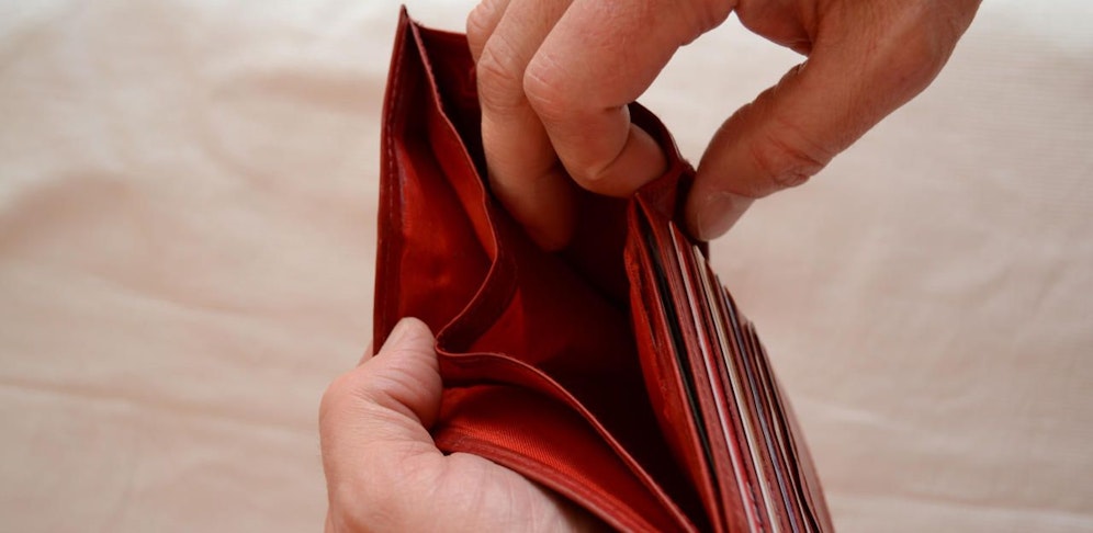 Das Frauen-Duo konnte mit der gestohlenen Brieftasche entkommen.