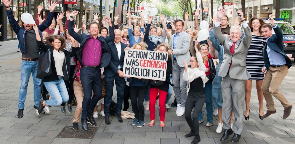 Juhu! "Schon schön, was gemeinsam möglich ist", freuen sich Caritas-Generalsekretär Klaus Schwertner und seine Mitstreiter. Durch Spenden konnten 100.000 Menschen vor dem Hunger gerettet werden. 