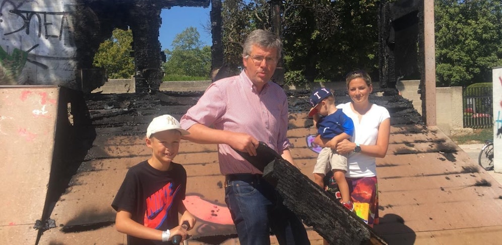 Schuster und Rambossek vor der verkohlten Rampe.