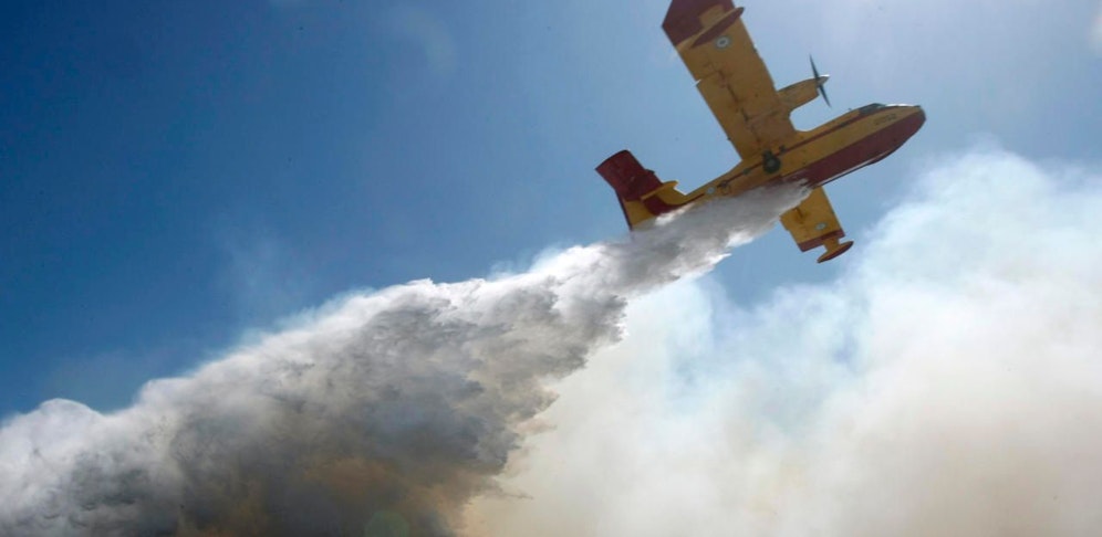 Eine französische Canadair im Einsatz. 