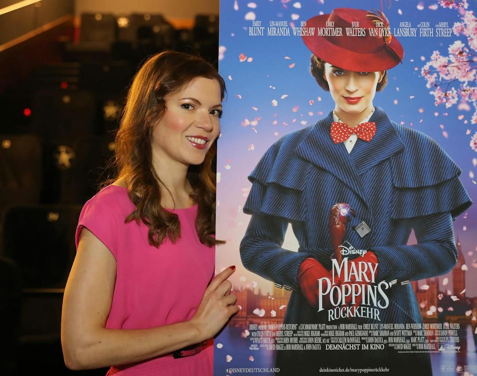 Die Wienerin Lisa Antoni leiht Mary Poppins in der deutschen Fassung des Sequels ihre Gesangsstimme. 