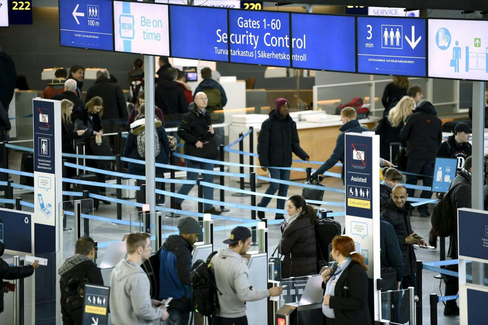 Passagiere während der Sicherheitskontrolle auf dem Flughafen Helsinki-Vantaa in Finnland. Archivbild, 2017.