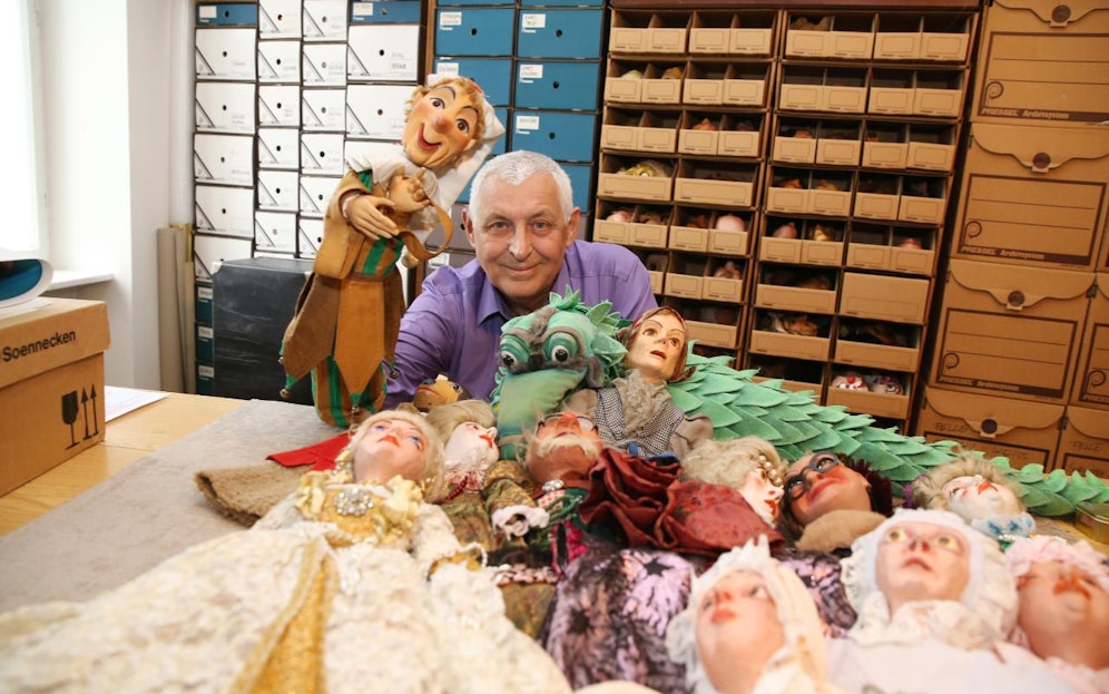 Theater-Direktor Manfred Müller besitzt insgesamt 400 Handpuppen.