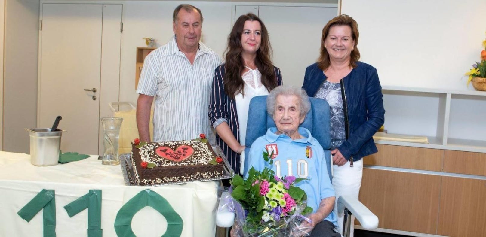 Anna Wiesmayr wurde 110 Jahre alt. Vizebürgermeisterin Karin Hörzing (SPÖ) gratulierte.