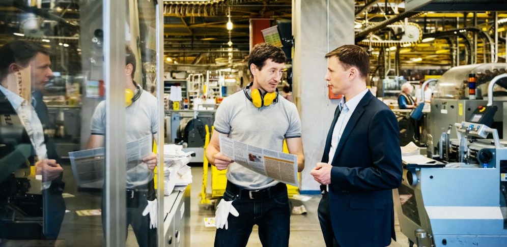 Arbeiter und Angestellte bekommen gleiche Rechte.