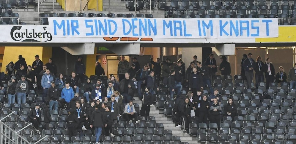 Grasshoppers-Fans mit Galgenhumor in Bern. Sie spielen auf den Spielabbruch und die Verhaftungen des vergangenen Wochenendes an.