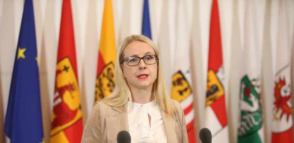 Wirtschaftsministerin Margarete Schramböck (VP) will erreichen, dass sich die Generation 60+ im Netz genauso wohlfühlt wie die Jüngeren.