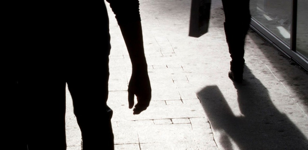 Die zwei Unbekannten dachten das Opfer hätte Drogen bei sich (Symbolfoto). 