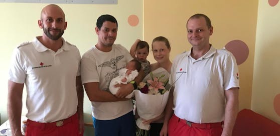 Rotkreuz-Rettungssanitäter Josef Lust, Vater Andreas mit Sohn Jonas, Mutter Nicole mit 18 Monate alten Sohn Lukas sowie Rotkreuz-Rettungssanitäter Oliver Wieder.