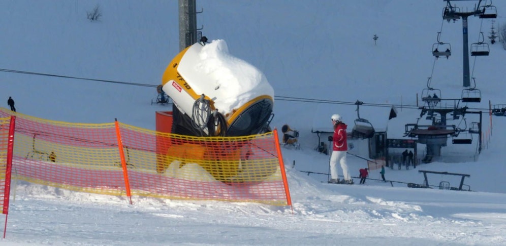 Die Sechsjährige raste auf die Abgrenzung dieser Schneekanone zu und starb.