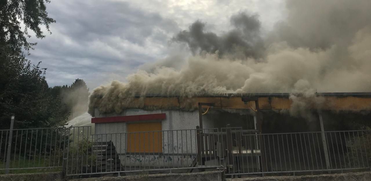 Heute.at - Bei Feuerwehrübung brennt ein Kindergarten ab
