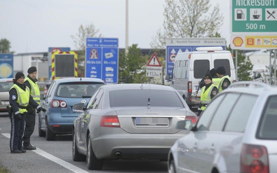 Polizeibeamte bei einer Grenzkontrolle am Montag, 25. April 2016, an der Ostautobahn (A4) beim Grenzübergang Nickelsdorf.