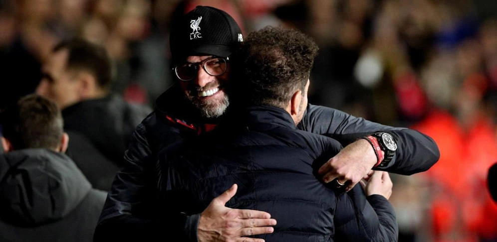 Auch für den bestverdienenden Trainer der Welt hat Jürgen Klopp eine Umarmung parat...