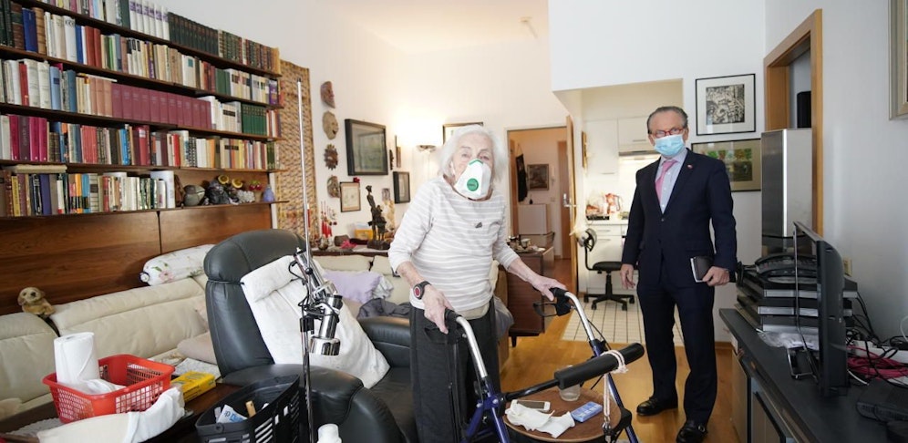 Georg Zanger (72) mit seiner Mutter Ernestine Zanger (96).                            