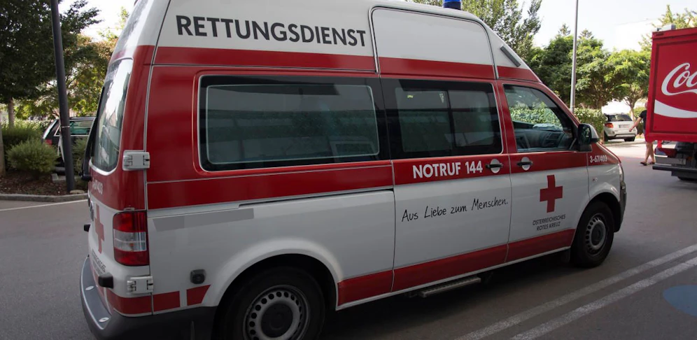 Die Rettung brachte den Burschen ins Spital.