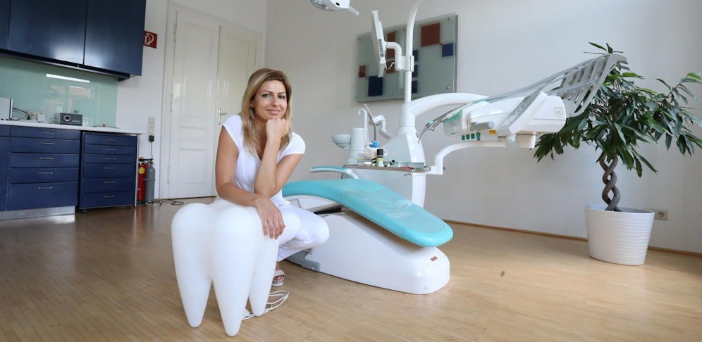 Bio-Zahnärztin Marie Heintel in ihrer Ordination. "Es sollte kein Mikro-Plastik in den Mund", sagt Heintel.