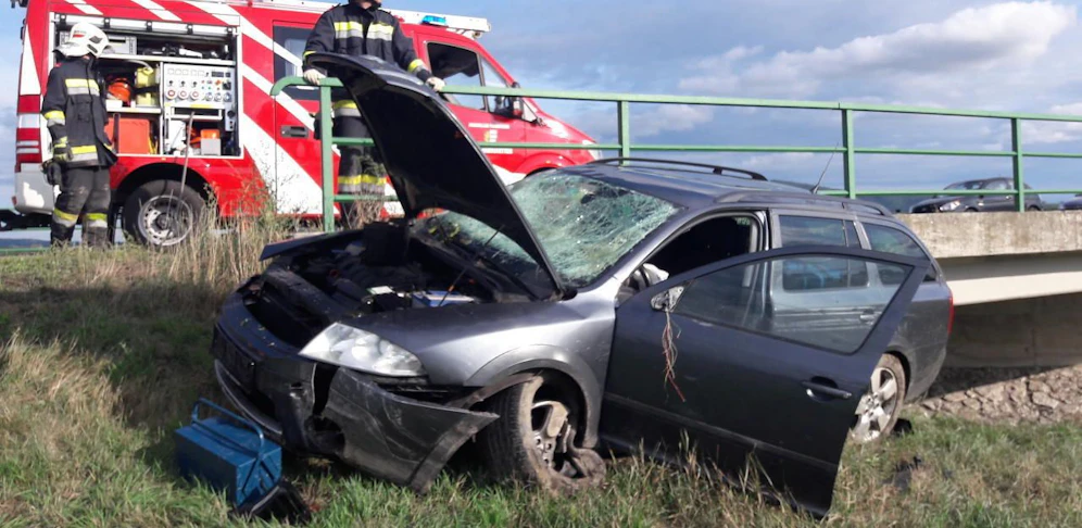 Das Auto wurde beim Unfall ordentlich ramponiert.