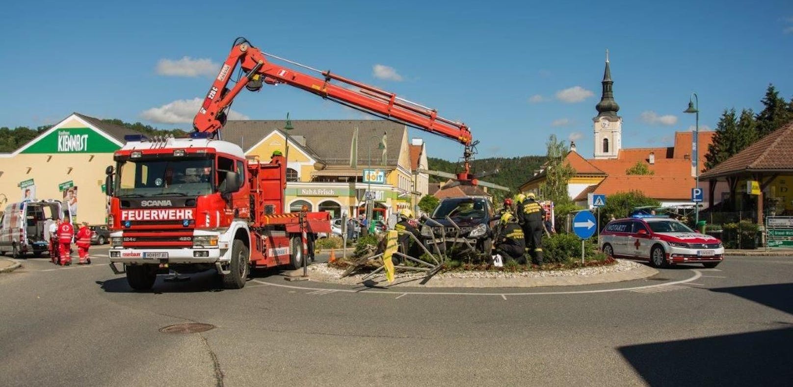 Kontrolle verloren: Lenker mähte Kreisverkehr nieder