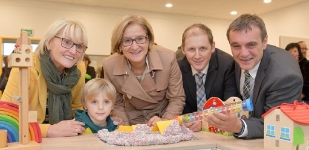 Landeshauptfrau Johanna Mikl-Leitner bei der Eröffnung des Kindergartens (credit: NLK/Filzwieser). 