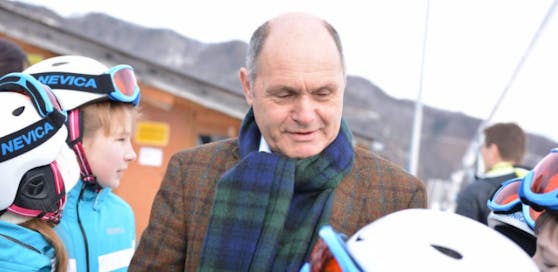 Sobotka besuchte die Kinder beim Skifahren.