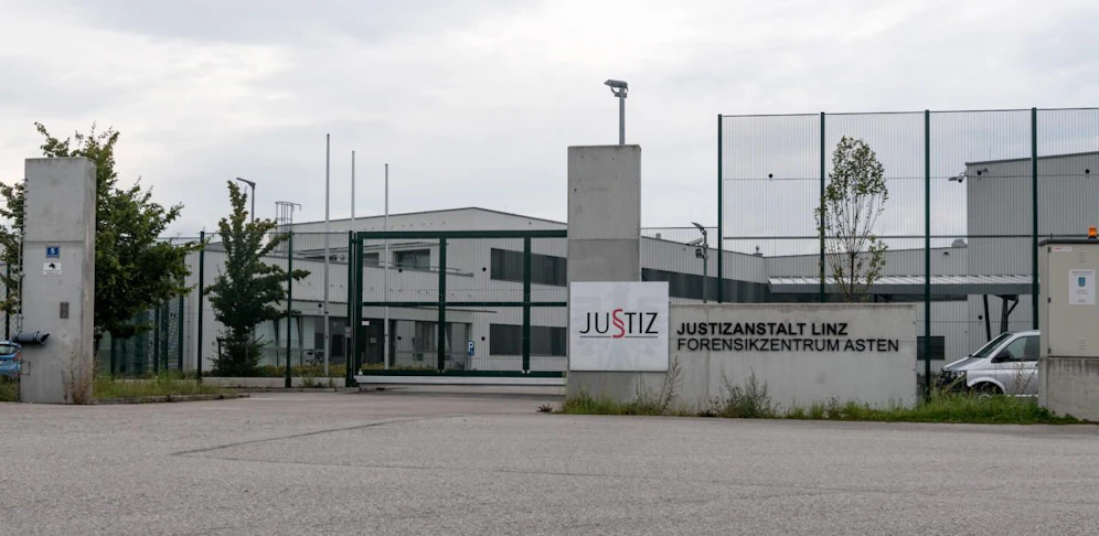 Ein Trio wollte ihren Freund in der JVA Asten mit Drogen versorgen. 
