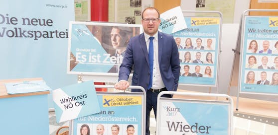 Bernhard Ebner präsentiert die Plakate der VPNÖ für den Wahlkampf.