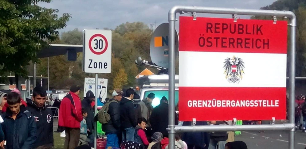 Die Zahl der Asylanträge hat sich seit einem Jahr mehr als halbiert.