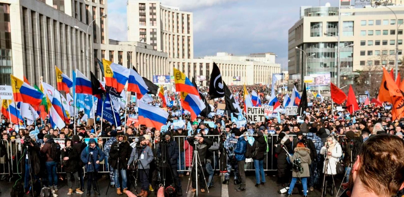 Tausende demonstrierten im März gegen das geplante Internet-Gesetz und warfen der russischen Regierung Zensur vor.