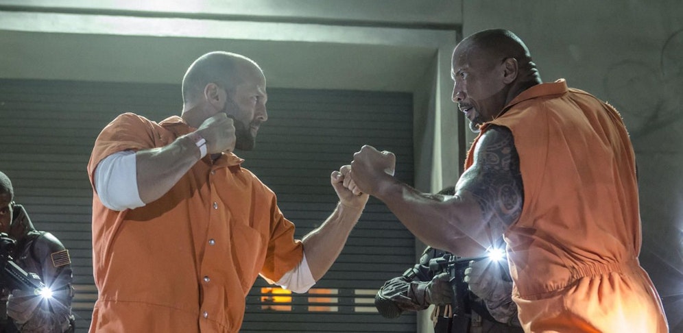 Jason Statham (li.) und Dwayne Johnson in "Fast & Furious 8"                                                 