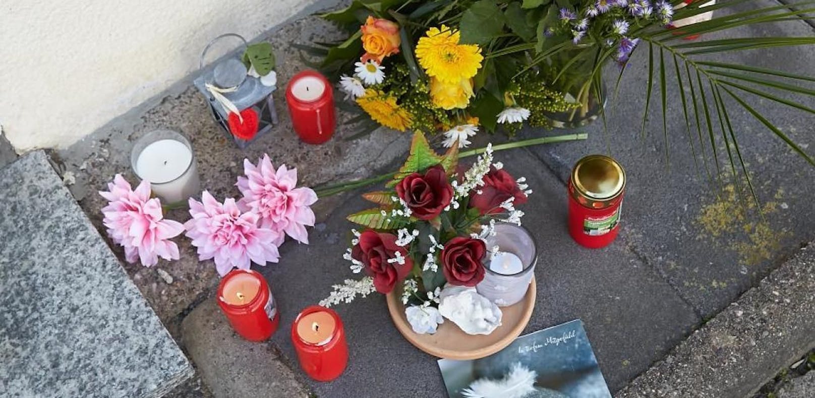 Vor dem Kindergarten in Bad Breisig wurden Blumen und Kerzen abgelegt