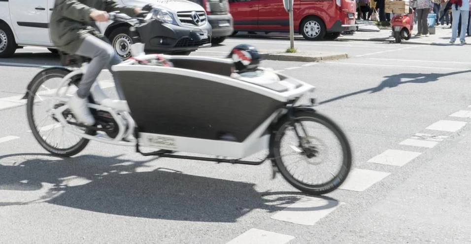 Der Lkw-Lenker dürfte die Frau am Lastenrad übersehen haben.