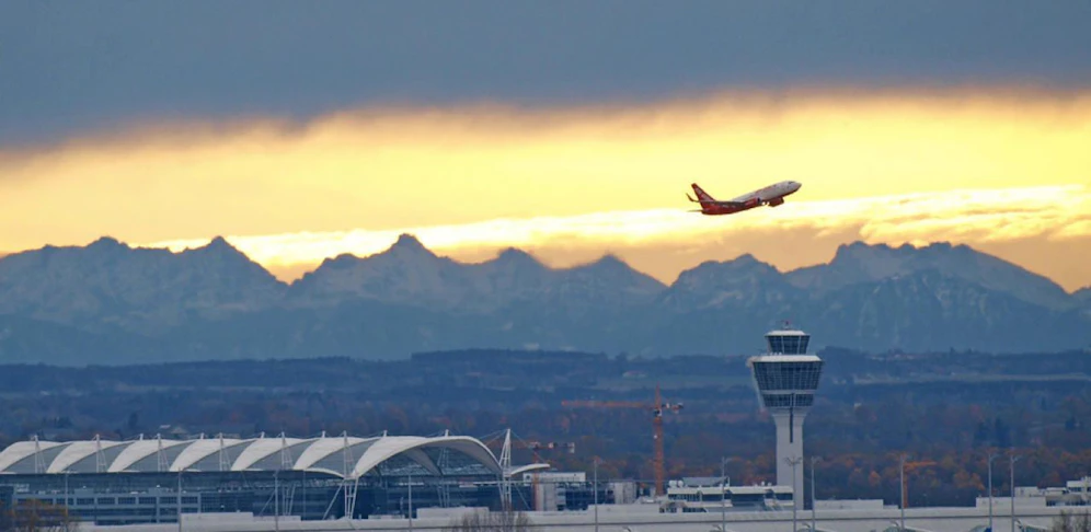 Ein startendes Flugzeug hat in Moskau einen Mann überrollt und getötet. (Symbolfoto) 