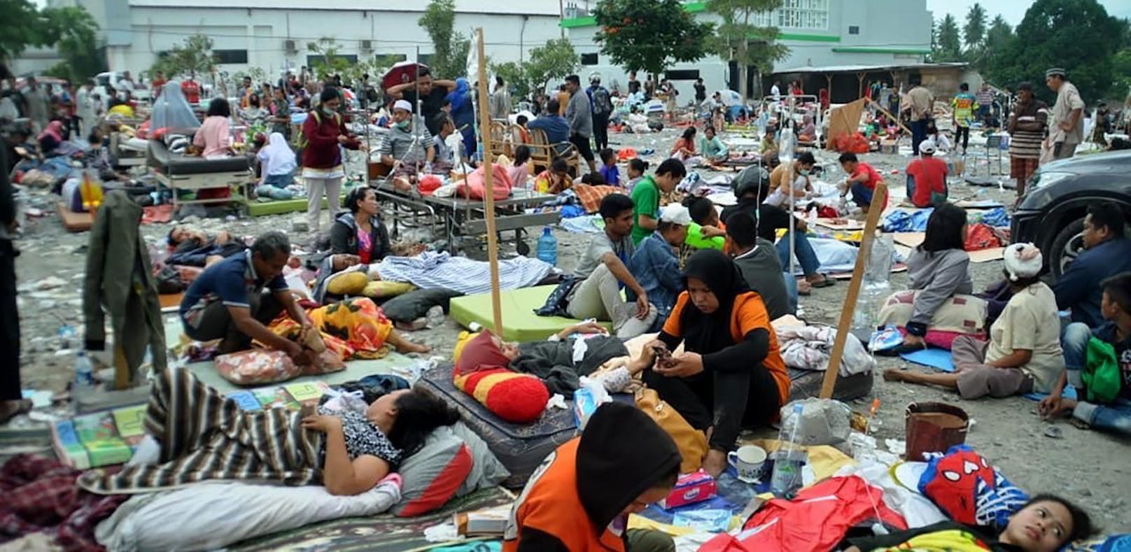 Über 380 Tote nach Erdbeben und Tsunami