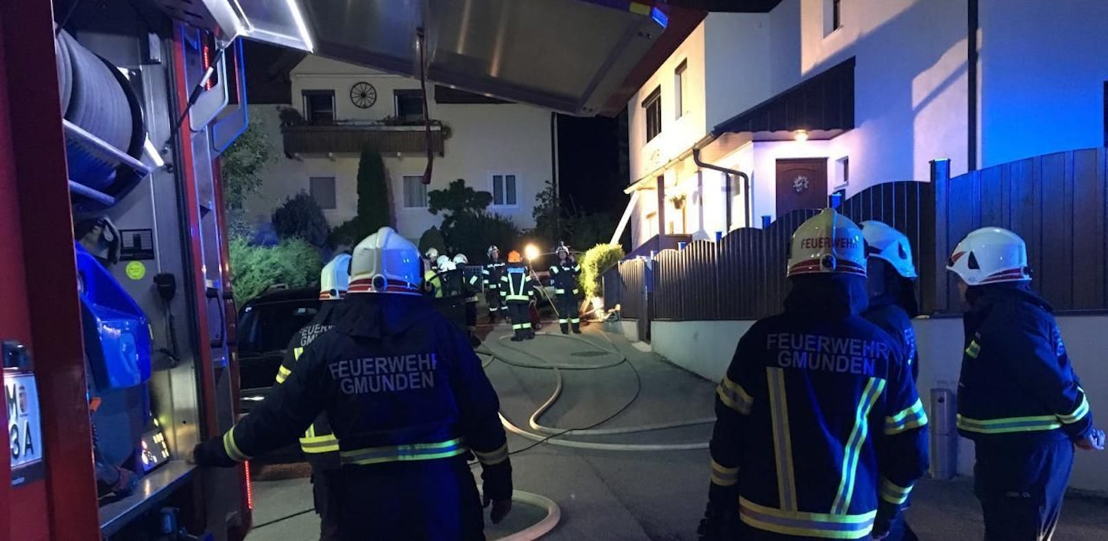 Wohnungsbrand in Gmunden: Eine Pensionistin (70) rettete sich auf Fensterbrett, wartete im 1. Stock auf die Feuerwehr.