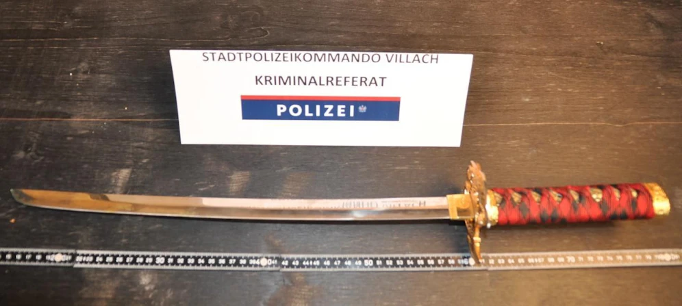 Mit diesem Schwert bedrohte der Mann die Passanten.