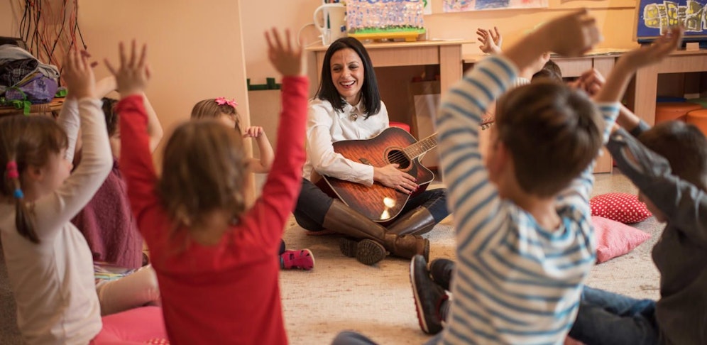 Ohne Gitarre wird Musizieren im Kindergarten schwer.