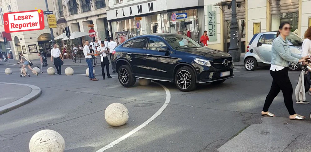 SUV geriet in der Wiener City auf Abwege.