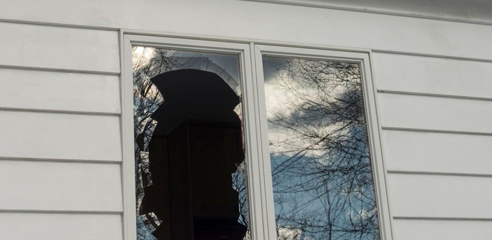 Symbolfoto eines zerschlagenen Fensters.