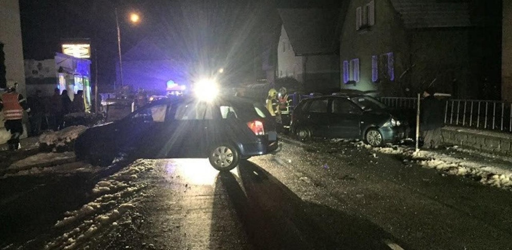 Die Autos und ein Gartenzaun wurden beim Unfall beschädigt.