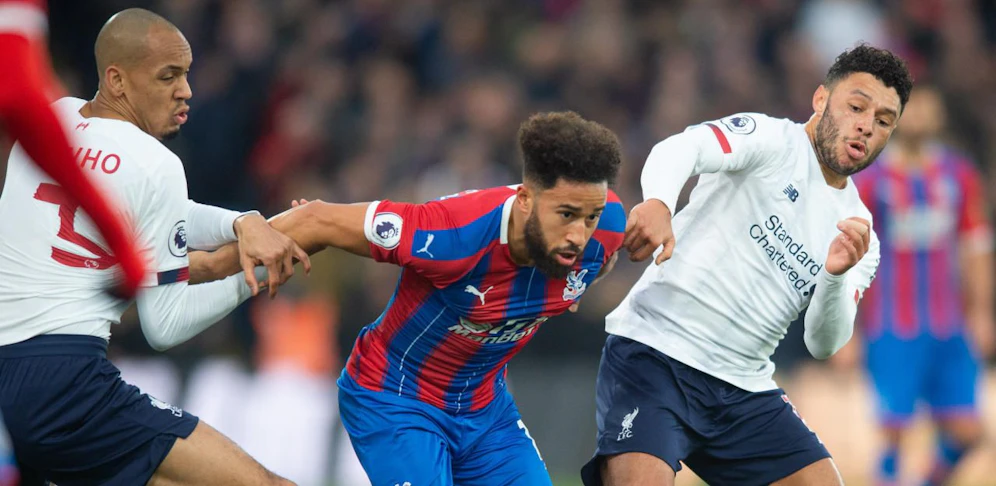 Andros Townsend (Mitte) im Zweikampf mit den beiden Liverpool-Stars Fabinho (links) und Alex Oxlade-Chamberlain (rechts).
