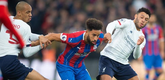 Andros Townsend (Mitte) im Zweikampf mit den beiden Liverpool-Stars Fabinho (links) und Alex Oxlade-Chamberlain (rechts).