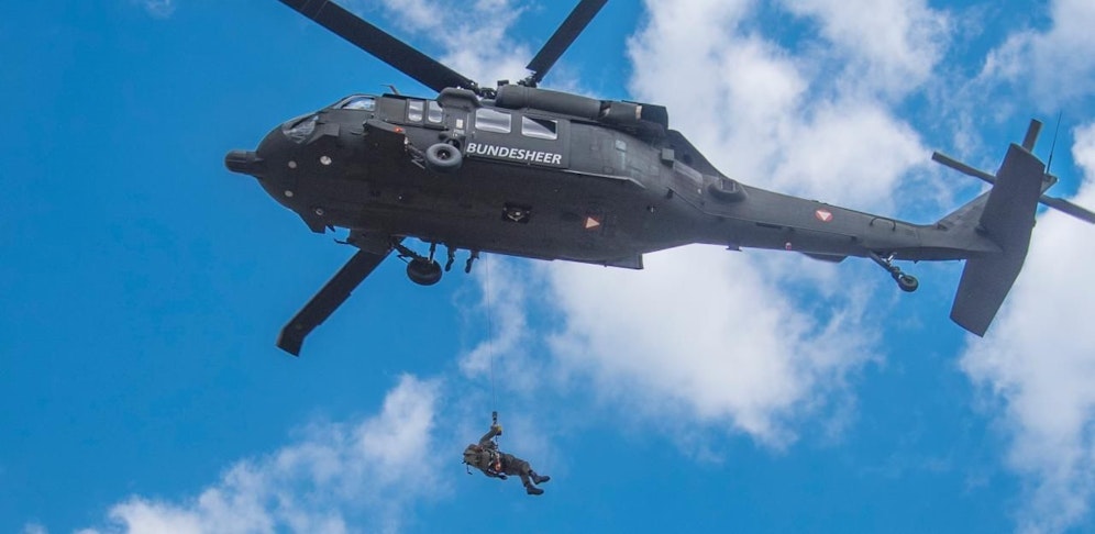 Acht Teams des Feuerwehr-Flugdienstes und ein Black Hawk des Heeres üben in der Landesfeuerwehrschule in Tulln.