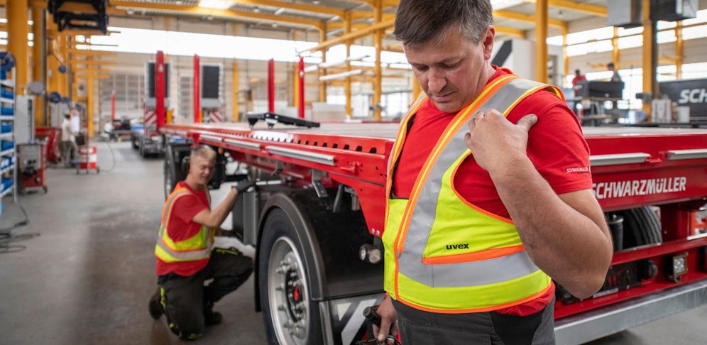 Die "Distanzwesten" piepsen und vibrieren, wenn sich zwei Mitarbeiter zu nahe kommen.