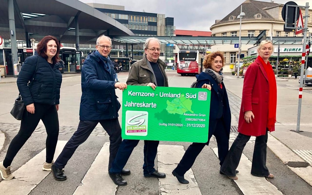 Grüne fordern Ausweitung der Wiener Öffi-Kernzone (v.l.n.r. Alexandra Wolfschütz (Vösendorf), Wolfgang Bernhuber (Maria Enzersdorf), Christian Apl (Perchtoldsdorf), Cordula Höbart (Liesing) und Gabriele Gerbasits (Kaltenleutgeben). (c) Grüne