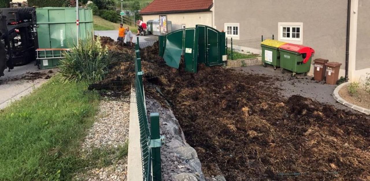 Heute.at - Stinke-Crash: Frischer Mist flutete Garten