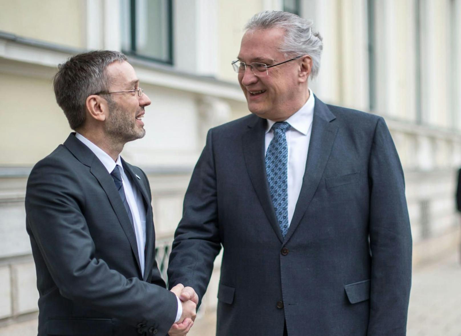 Innenminister Herbert Kickl (FPÖ) mit seinem bayrischen Amtskollegen Joachim Herrmann (CSU)